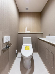 �@�E�H�V�����b�g�t���̃g�C�����ɂ͐��ʑ�A�㕔�Ɏ��[����