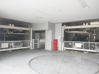 �@�����^�̋@�B�����ԏ������A�V��ɍ��E���ꂸ���K�ɗ��p�ł��܂��B�^�[���e�[�u���t���ŎԂ̏o��������X���[�Y�ł��B�i�󂫗v�m�F�j