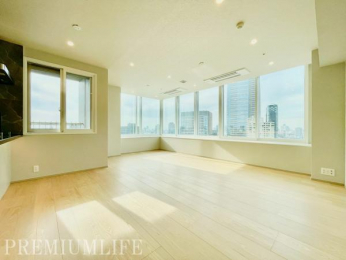 �@2�ʍ̌��ɂ�莩�R�������Ղ�A�������S�n�悭�߂�������K���r���O