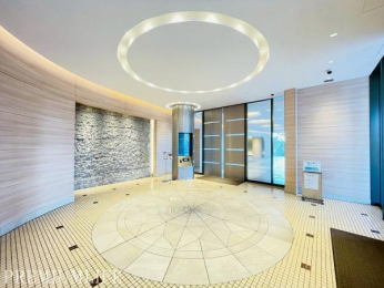 �@�ؒ��p�l���ƊԐڏƖ����㎿�ȕ��͋C�����o����G���g�����X�z�[���ł��B