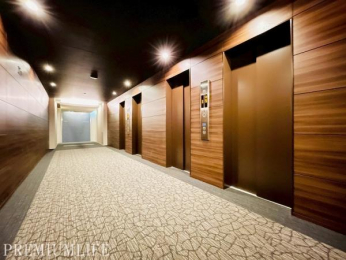 �@������̃G���x�[�^�[������A�X���[�Y�Ɉړ��ł�����K�ȋ��p�X�y�[�X�ł��B