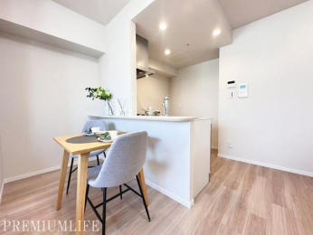 �@�J�E���^�[�z���ɃL�b�`���ƂȂ��郊�r���O�_�C�j���O�B�����������X���[�Y�B