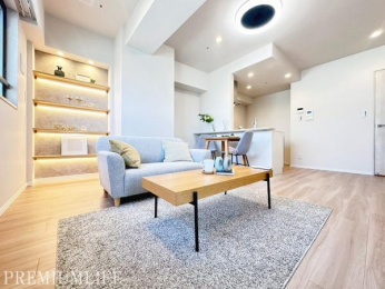 �@���C�g�Ȗؖڃt���A�ƃV���v���ȓ������㎿�ȕ��͋C�����o�B�C���e���A���f���郊�r���O��Ԃł��B