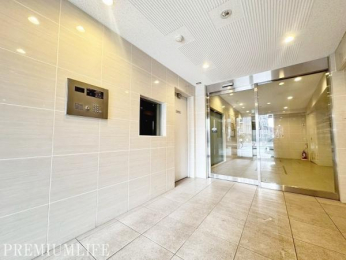 �@�I�[�g���b�N�ƊǗ���������������G���g�����X�z�[���ŁA�h�Ɩʂɂ��z�����ꂽ�݌v�B