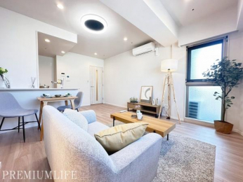 �@�����������J���[�R�[�f�B�l�[�g���f���郊�r���O�B�ϗt�A����G�݂�����������݂܂��B