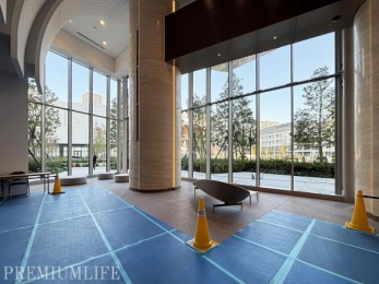 �@�܂�ō����z�e���ɂ��邩�̂悤�ȁA�C�i�ƊJ�����ɖ������G���g�����X�z�[���B