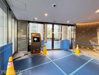 �@�G���g�����X�ɂ̓I�[�g���b�N���ݒu����Ă���A�K��Z�[���X�⊩�U�ȂǁA��������K��҂��V���b�g�A�E�g�B