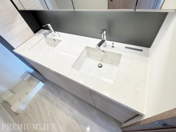 �@�@�\���ƃf�U�C���������˔��������ʉ��ϑ�B