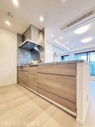 �@��l����ł���Ƃ肠��L�����m�ۂ����A���K�ȃL�b�`���X�y�[�X