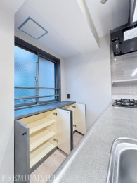 �@�L�b�`���ɂ͑傫�ȑ��Ɣw�ʎ��[������܂��B