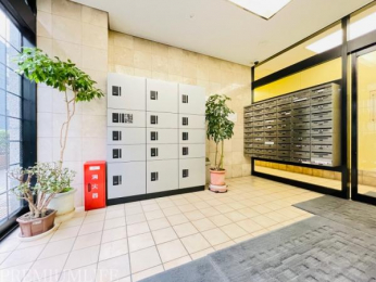 �@�G���g�����X�ɂ͑�z�{�b�N�X�A���[���{�b�N�X�s�ݎ��̉ו��̎����X���[�Y��