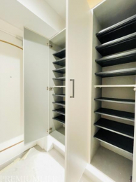 �@���։��ɂ̓V���[�Y�{�b�N�X��ݒu���q���ł����S�̑�e��