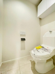 �@�E�H�V�����b�g�t���g�C���㕔�ɂ͎��[�I��ݒu