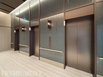 �@�������ꂽ�f�U�C�����@��̕i�i������������G���x�[�^�[�z�[��