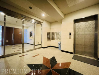 �@�Z�܂��̑���ۂƂȂ�G���g�����X�́A���S���̂���I�[�g���b�N�d�l