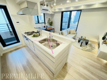 �@���[�L�x�Ŗ��邭�A�Ǝ������ɂ��z�����ꂽ�g������̗ǂ��J�b�v�{�[�h�����̃L�b�`��