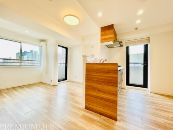 �@�Ζʎ��L�b�`���ŁA�J���I�ȃ��r���O�B2�ʍ̌��ŁA���邢��ԁB