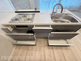 �@�I�[�v���L�b�`���̗p�Ń��r���O�_�C�j���O�ƈ�̊��̂���J���I�ȋ��