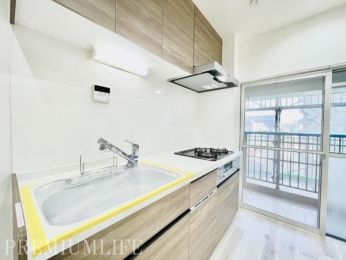 �@���[�L�x�Ŗ��邭�A�Ǝ������ɂ��z�����ꂽ�g������̗ǂ��V�X�e���L�b�`��