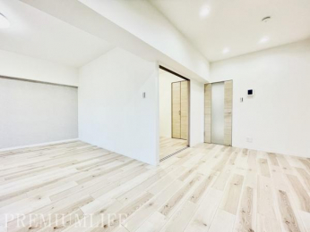 �@���邢����̎����ɁA�ؖڂ̃t���[�����O�����a�����i�ȃf�U�C��