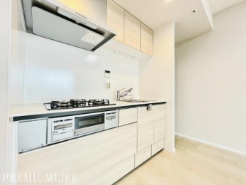 �@���Z�����ɕ֗���3���K�X�R�����A�O�����t���B�����X�y�[�X�̂�������m�ۂ��ꂽ�L�b�`��