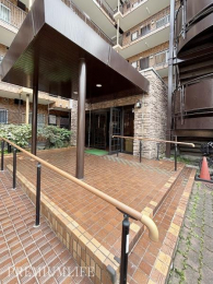 �@�t���b�g�ȓ������m�ۂ���A�x�r�[�J�[��L�����[�P�[�X���X���[�Y�ɒʂ�܂��B