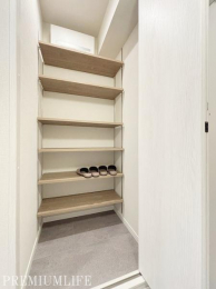 �@���։��ɂ͑�e�ʂ̃V���[�Y�{�b�N�X������A�����Ղ���[�ł��ĕ֗��ł��B