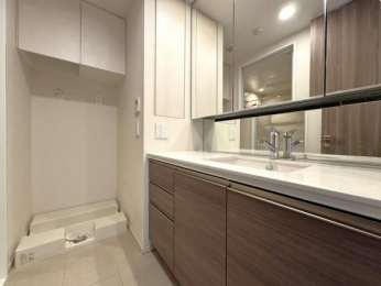 �@���ʏ��ɐ���@�u���ݒu�A�㕔�Ƀ����h���[�p�i��^�I���ނ����[�\