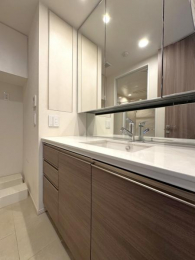 �@���ʃX�y�[�X�̍L���Ɨ����ʑ�̓R���Z���g2�A�Ɩ��t��