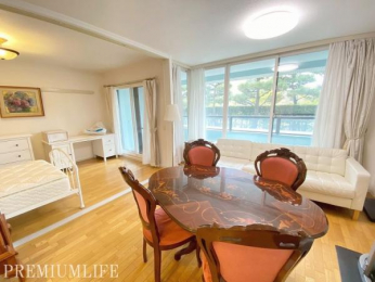 �@������̑傫�ȑ���������������ށA���邭�J���I�ȃ��r���O