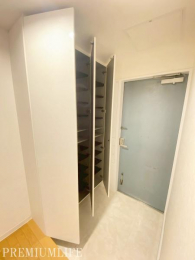 �@��e�ʂ̃V���[�Y���[���m�ۂ���A�Ƒ��̌C����������Еt���܂��B