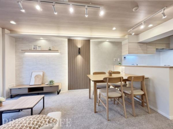 �@���邢����̎����ɁA�ؖڂ̃t���[�����O�����a�����i�ȃf�U�C��