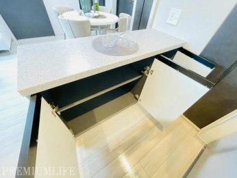 �@�J�E���^�[�̉����������ɂȂ��Ă���A�L�b�`���X�y�[�X���X�b�L���ЂÂ���ꂻ���ł��B