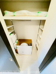 �@�����̗l�ɁA�傫�ڂȒi�{�[�����Ȃǂ�����������[�ł���E�H�[�N�C���N���[�[�b�g�B