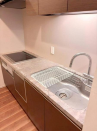 �@�����X�y�[�X�̊m�ۂ��ꂽ�L�b�`���́A3��IH�q�[�^�[�E�O�����E�H�튣���@�t��