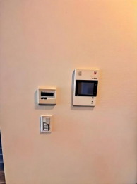 �@�����E�ʘb�@�\�̂��郂�j�^�[�t���C���^�[�t�H���B���q���Ɋ炪����Ĉ��S