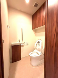 �@�E�H�V�����b�g�t���g�C���X�}�[�g�Ȑ��ʑ�A�㕔�ɂ͎��[����