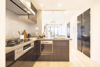 �@L�^�z�u�ɂ�莋�E�������A�L�b�`������_�C�j���O�܂Ō��ʂ��̗ǂ��J���I�ȋ�Ԃ��L����܂��B