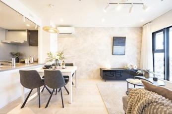 �@�Ƒ��c���̎��Ԃ�������A���������Ɖ������������J�������郊�r���O