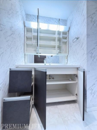 �@���̗������[�I�ɂȂ��Ă���A���ϕi�Ȃǂ��X�b�L�����[�ł��܂��B 