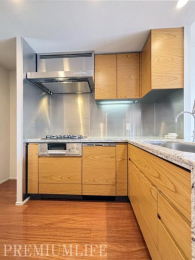 �@��l����ł���Ƃ肠��L�����m�ۂ����A���K�ȃL�b�`���X�y�[�X