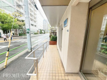 �@�G���g�����X�O�ɂ̓X���[�v�Ǝ肷�肪��������A�ו��̑��������X���[�Y�ɏo���肵�₷���A�v���[�`�ł��B