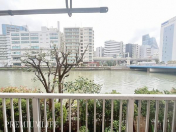 �@���E���������C�����̗ǂ����]�B�o���R�j�[����̌i�F���A���X�̕�炵�ɊJ������^���Ă���܂��B