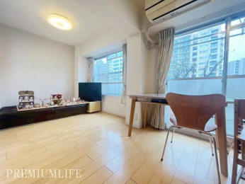 �@���ۂɃ_�C�j���O��z�u�ł���A�g������̗ǂ����r���O�B�V���v���ȓ����ŃC���e���A�����킹�₷������ł��B