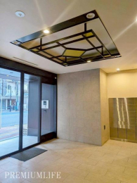 �@�K���X�A�[�g����ۓI�ȃG���g�����X�z�[���B�ԐڏƖ����_�炩����Ԃ��Ƃ炵�A�z�e�����C�N�ȕ��͋C�����o���܂��B