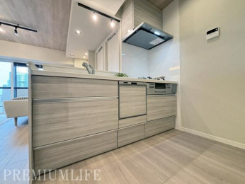 �@��l����ł���Ƃ肠��L�����m�ۂ����A���K�ȃL�b�`���X�y�[�X