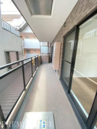 �@�e�����ɖʂ������C�h�X�p���̃o���R�j�[�B