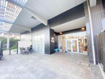 �@���ӂɂ͑��l�Ȏ{�݂��_�݂��A�������֐��̍����G���A�ł��B