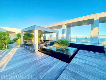 �@�ؒ��f�b�L�ƃ\�t�@�����ԊJ���I�ȋ�ԁB�V�C�̗ǂ����͓��ɐS�n�悭�߂����܂��B