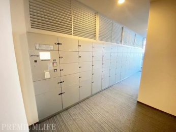 �@����p�l���t���̑�z�{�b�N�X�������B����̗��֐������߂�ݔ��ł��B